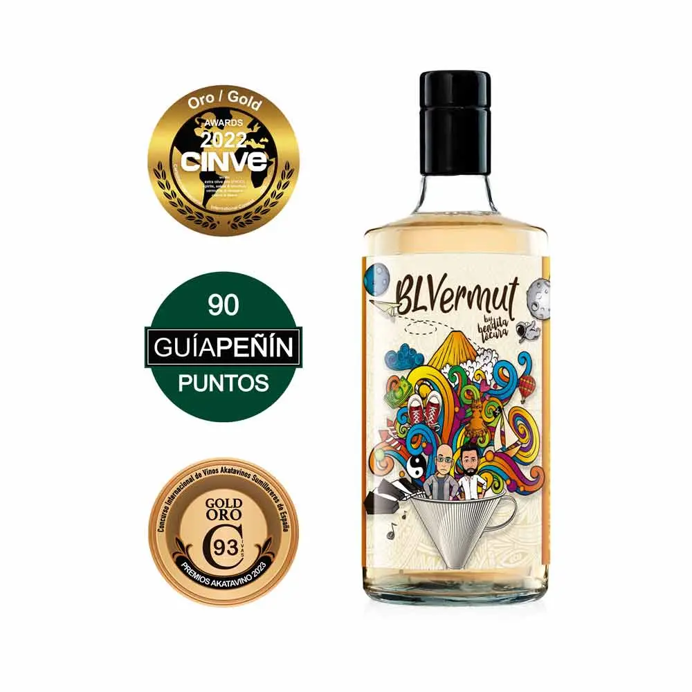 Botella de vermut blanco artesano con los premios otorgados al producto.