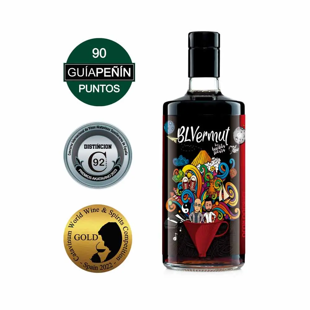Botella de vermut rojo artesano con los premios otorgados al producto.
